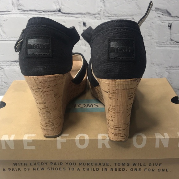 TOMS WOMENS BLACK STRAPPY WEDGES - Picture 2 of 5